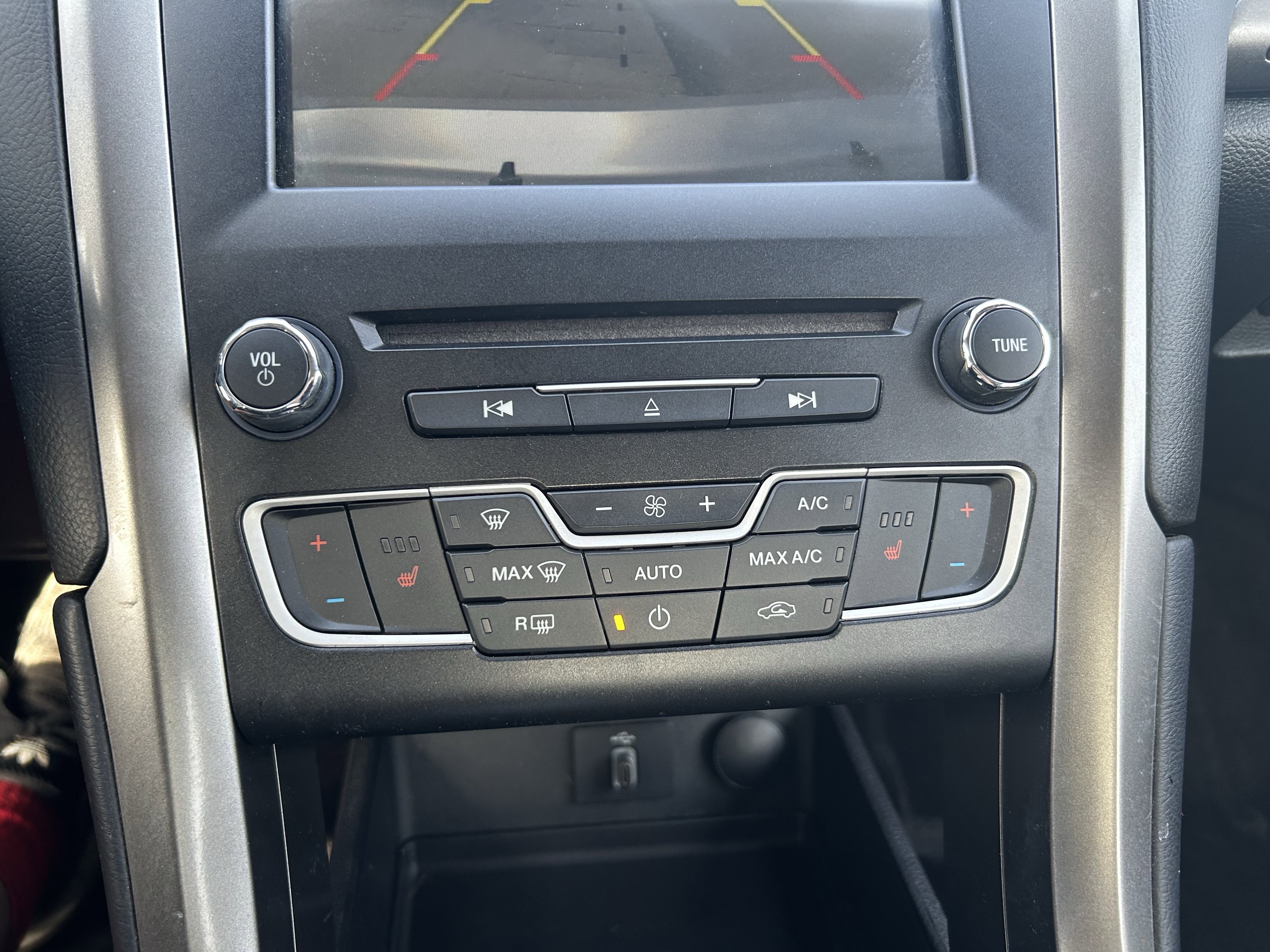 Used 2017 Ford Fusion SE w/ Fusion SE Technology Package image 14