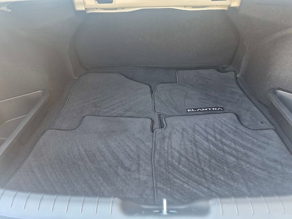 Used 2025 Hyundai Elantra SE w/ Cargo Package image 9