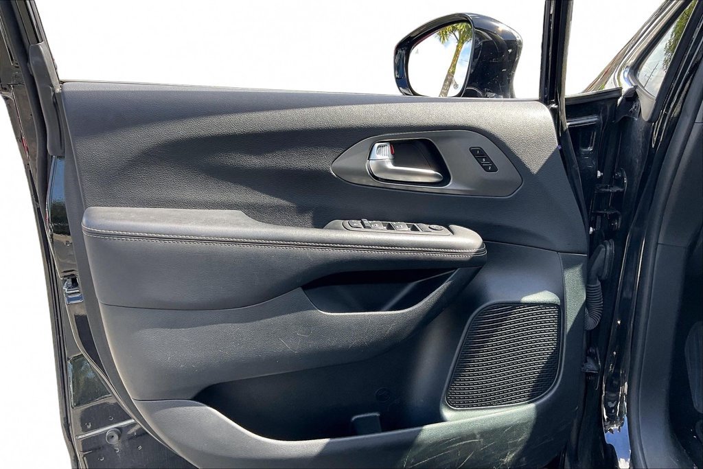 Used 2025 Chrysler Pacifica Select FWD image 2