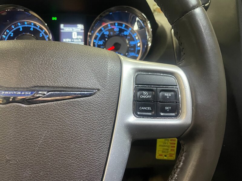 Used 2015 Chrysler Town & Country Touring-L FWD image 12
