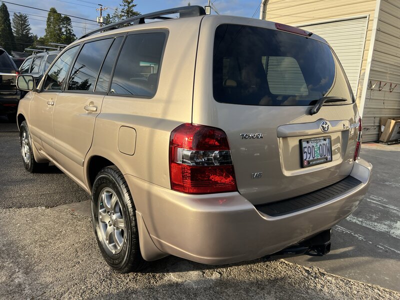 Used 2005 Toyota Highlander 2WD V6 w/ 3rd Row image 3