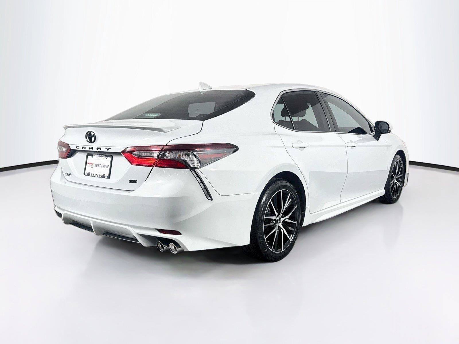 Used 2022 Toyota Camry SE w/ Convenience Package FWD image 2