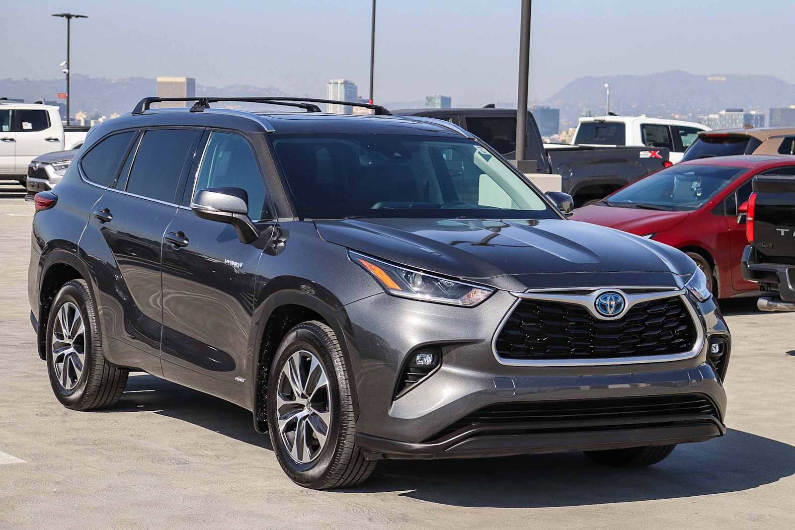 Used 2021 Toyota Highlander XLE image 3