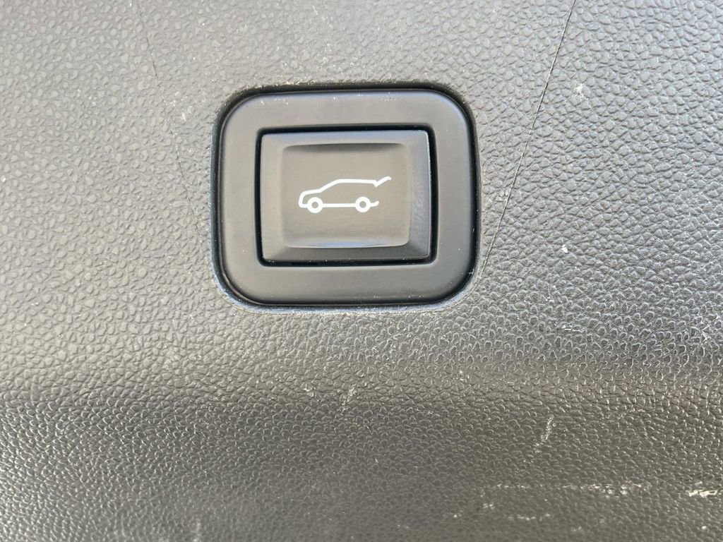 Used 2022 Chevrolet Suburban Z71 image 13