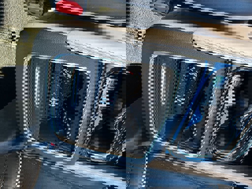 Used 2023 Chrysler Pacifica Limited w/ Uconnect Theater Family Group image 35