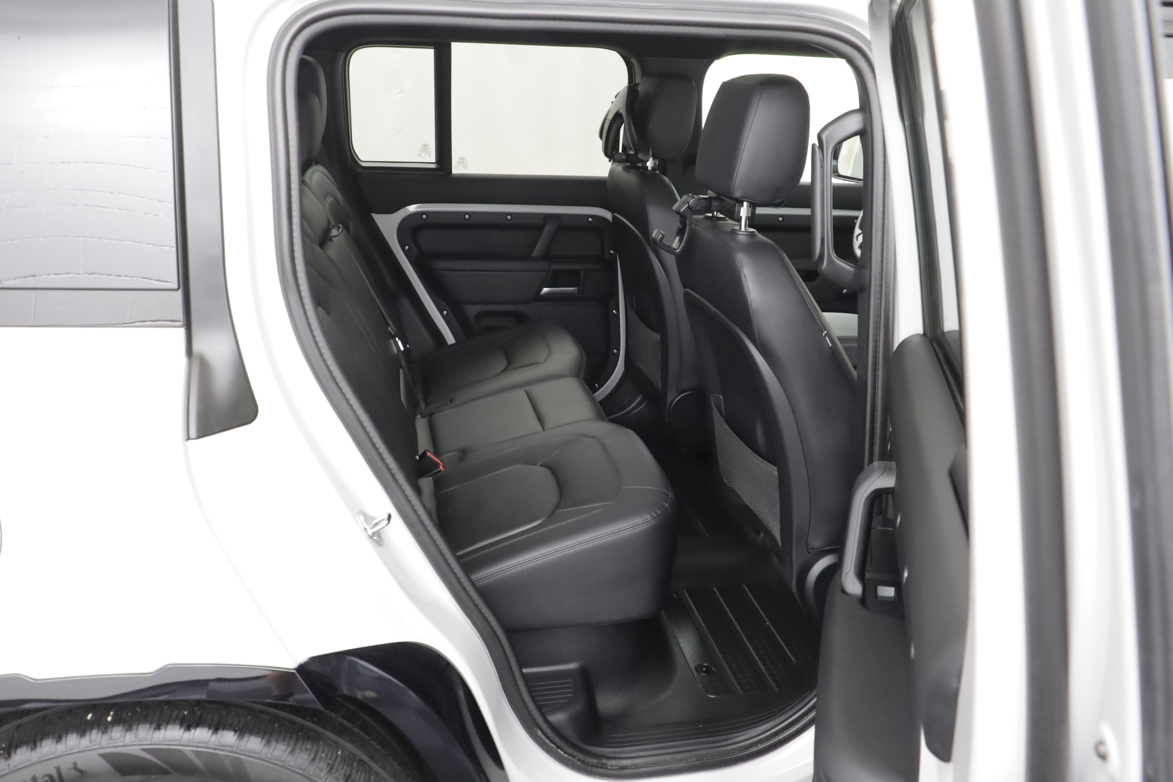Certified 2026 Land Rover Defender 110 X-Dynamic SE AWD/4WD image 23