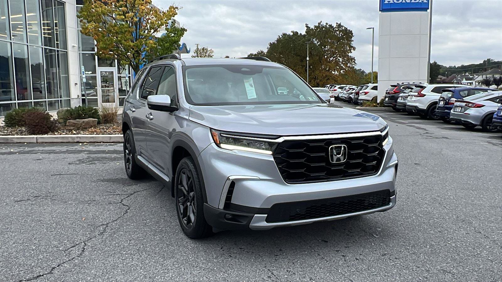 New 2025 Honda Pilot Touring image 1