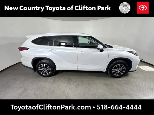 Used 2022 Toyota Highlander XLE image 2