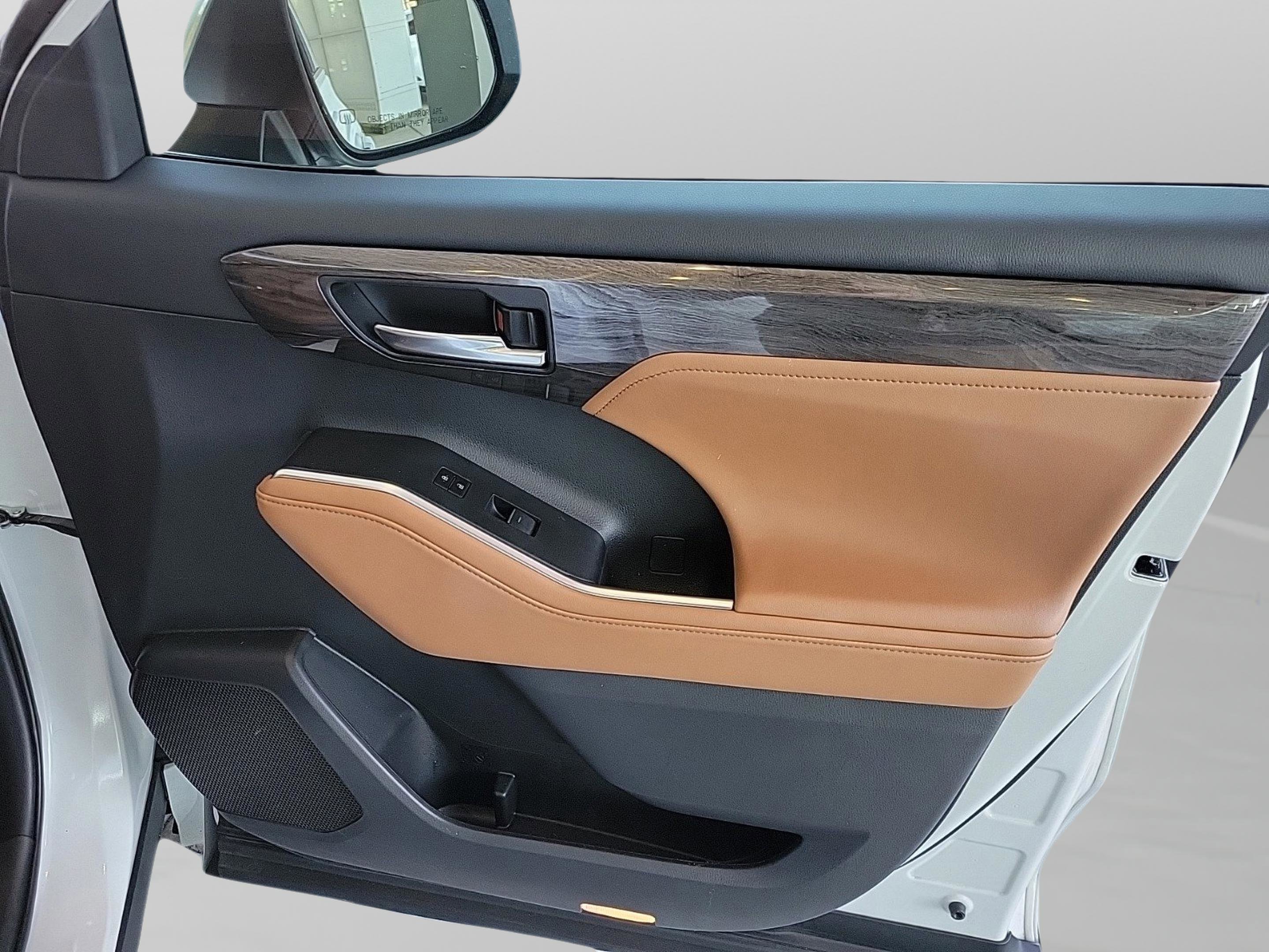 Used 2024 Toyota Highlander Platinum image 10