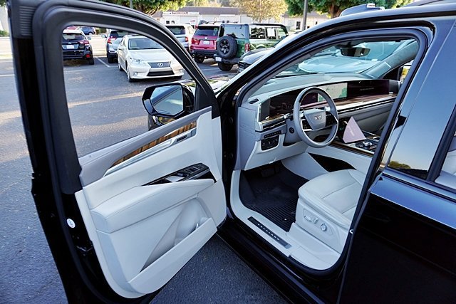 Used 2025 Cadillac Escalade Sport Platinum w/ LPO, ONYX Package AWD/4WD image 55