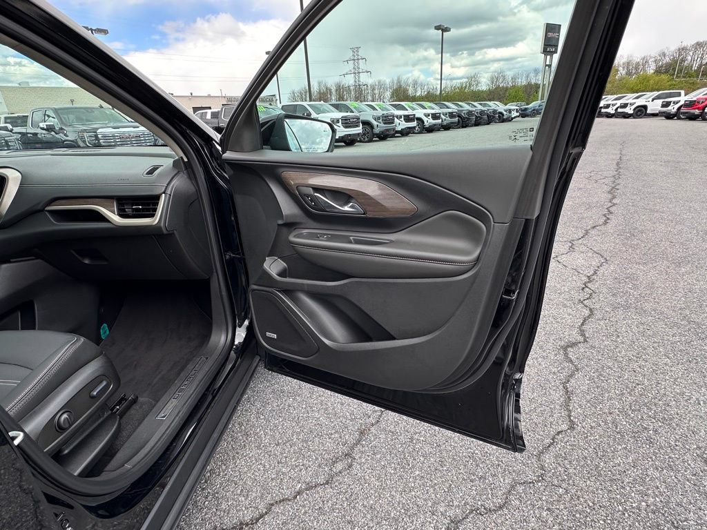 Used 2023 GMC Terrain Denali w/ Denali Premium Package AWD/4WD image 15
