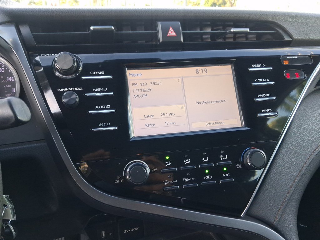 Used 2018 Toyota Camry LE FWD image 19