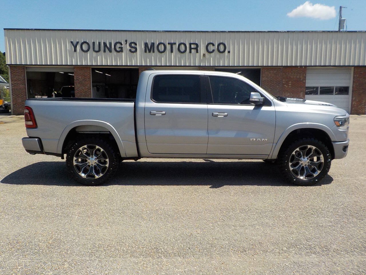 Used 2019 RAM 1500 Laramie w/ Sport Appearance Package AWD/4WD image 8
