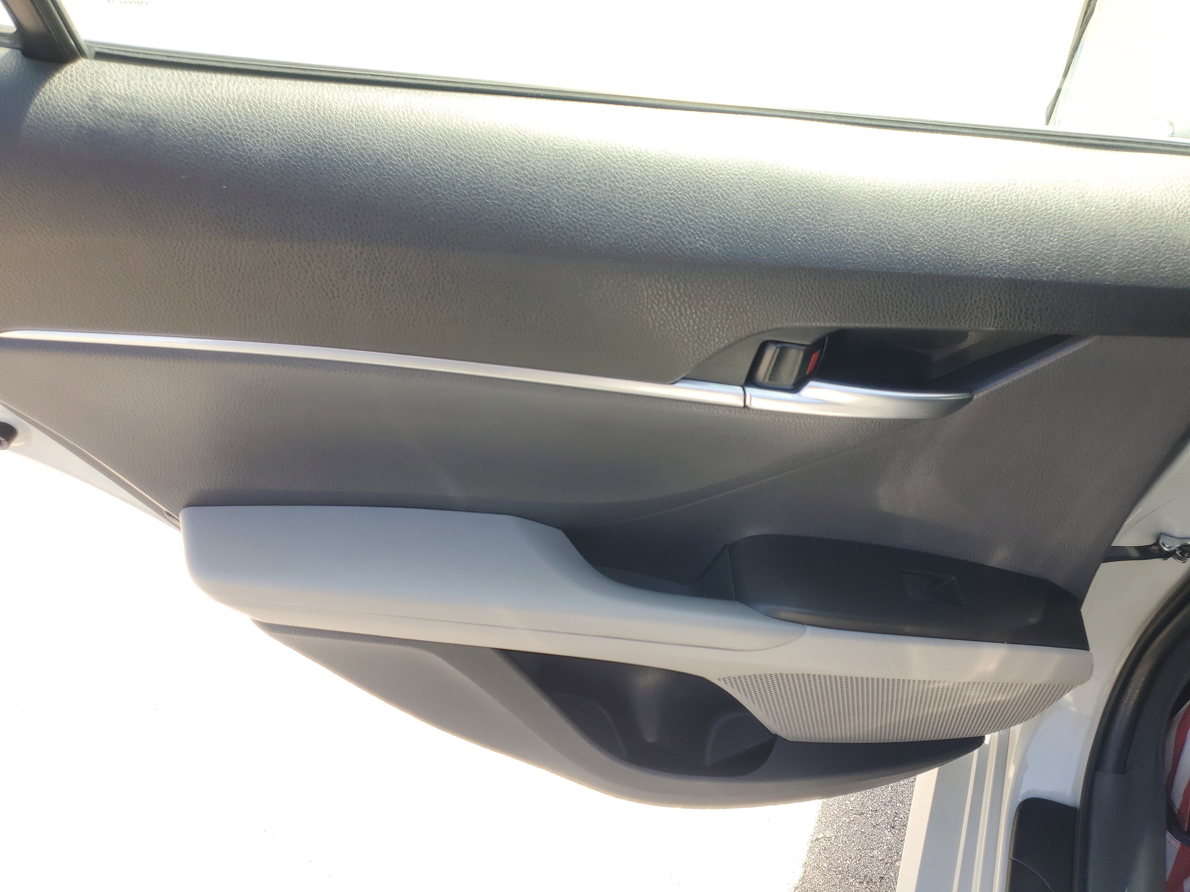 Used 2022 Toyota Camry LE image 14