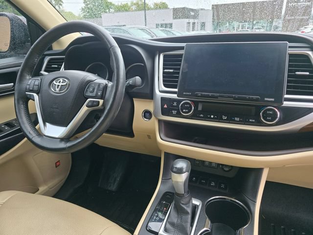 Used 2017 Toyota Highlander Limited Platinum AWD/4WD image 11