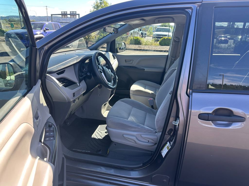 Used 2020 Toyota Sienna L FWD image 13
