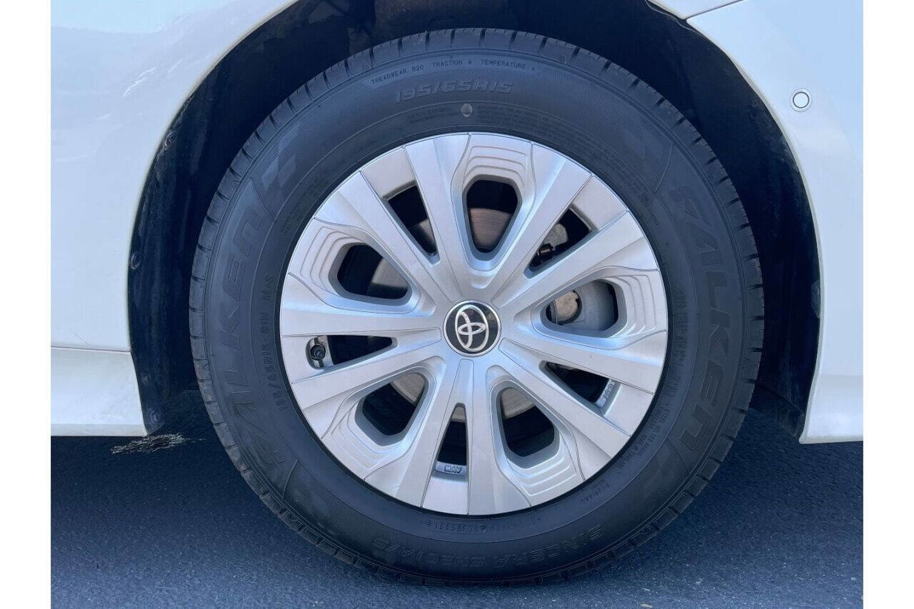 Used 2019 Toyota Prius LE w/ Carpet Mat Package FWD image 17