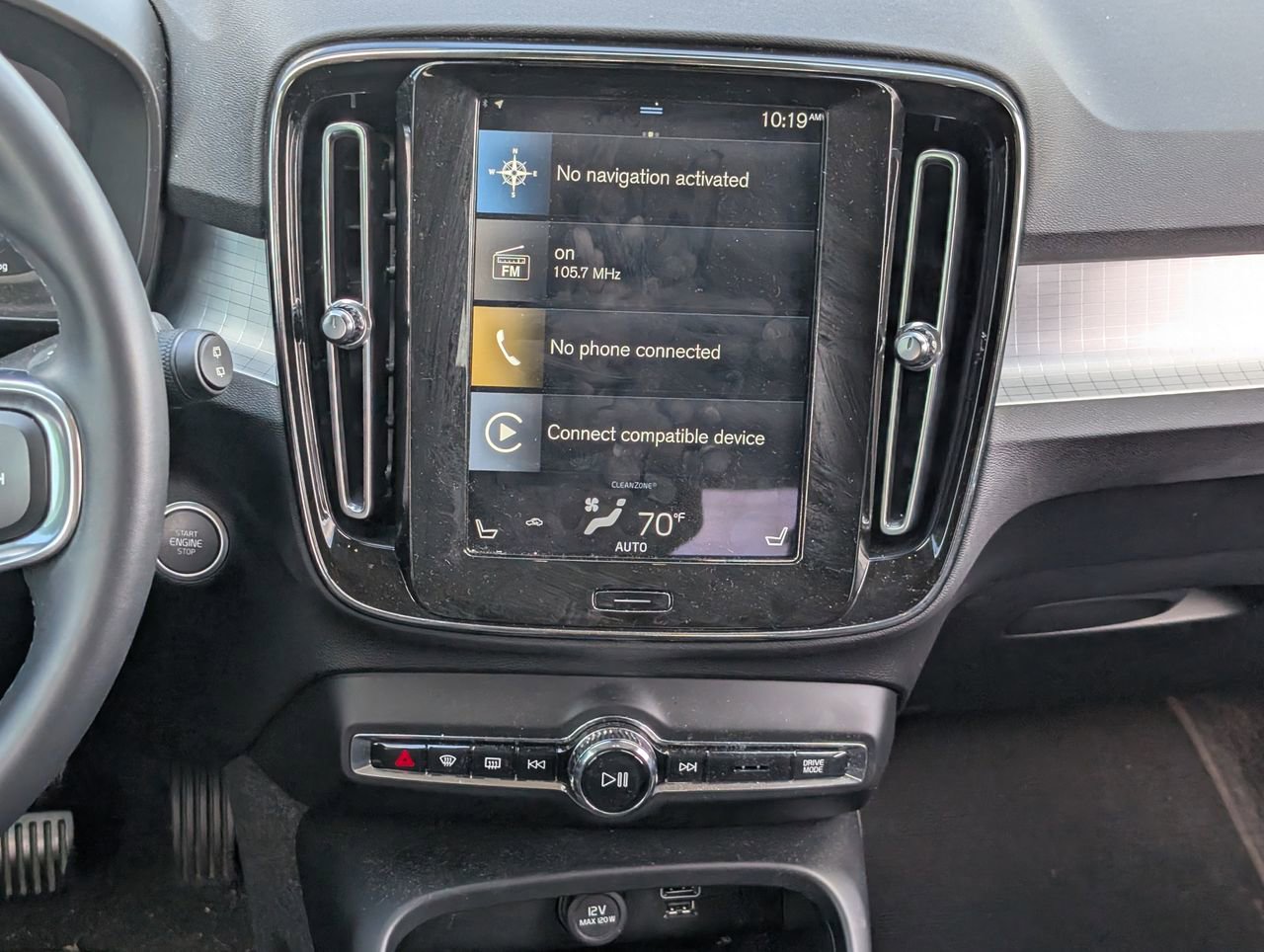 Used 2022 Volvo XC40 T4 Momentum image 12