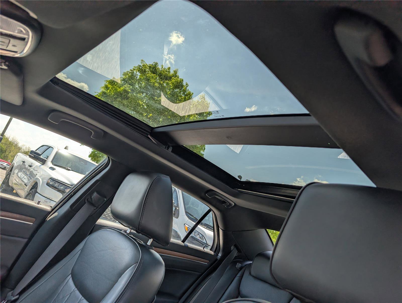 Used 2016 Chrysler 300 C Platinum w/ Safetytec Plus Group AWD/4WD image 20