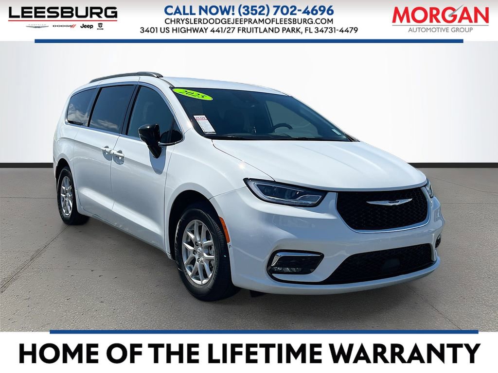 Certified 2025 Chrysler Pacifica Select w/ Uconnect Theater Family Group image 1