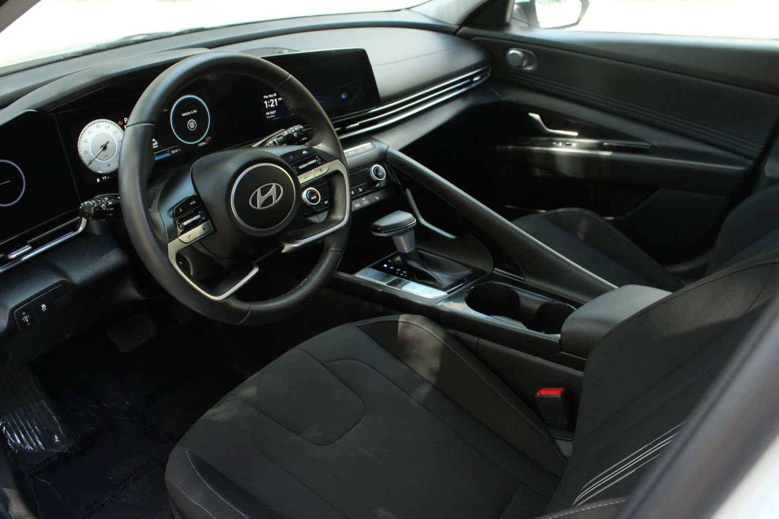 Used 2025 Hyundai Elantra SEL FWD image 13