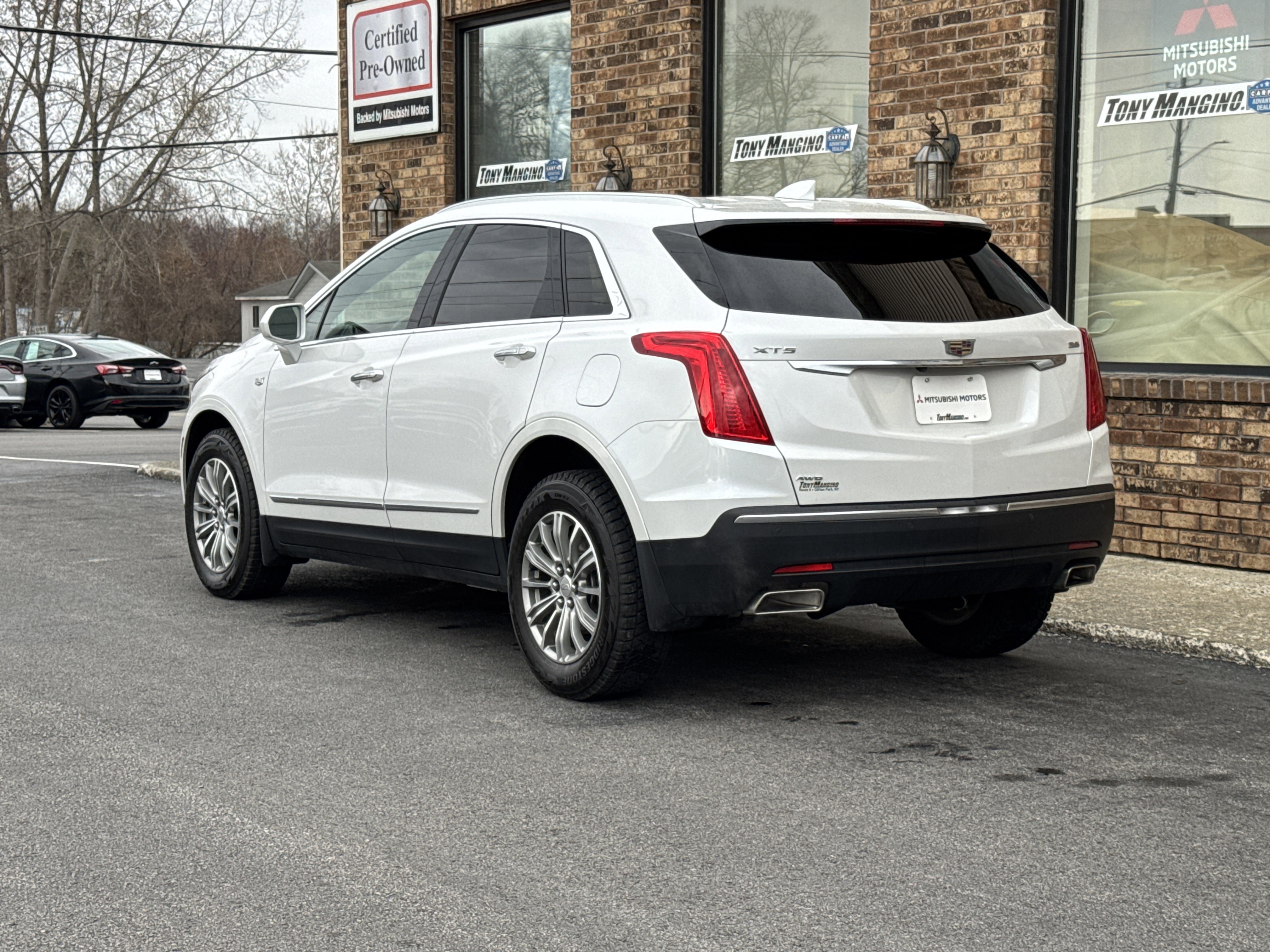 Used 2017 Cadillac XT5 Luxury w/ Driver Awareness Package AWD/4WD image 3