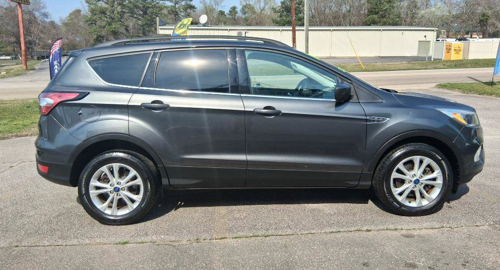 Used 2018 Ford Escape SE image 2