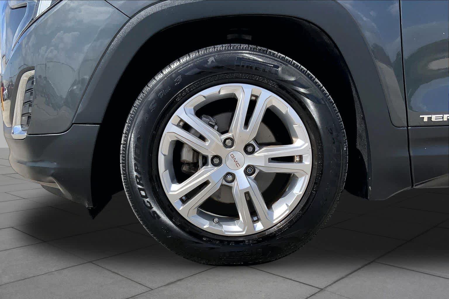 Used 2018 GMC Terrain SLE w/ Driver Convenience Package FWD image 11