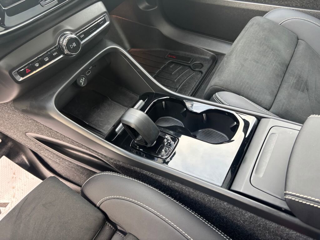 Used 2022 Volvo XC40 P8 Recharge Ultimate image 16
