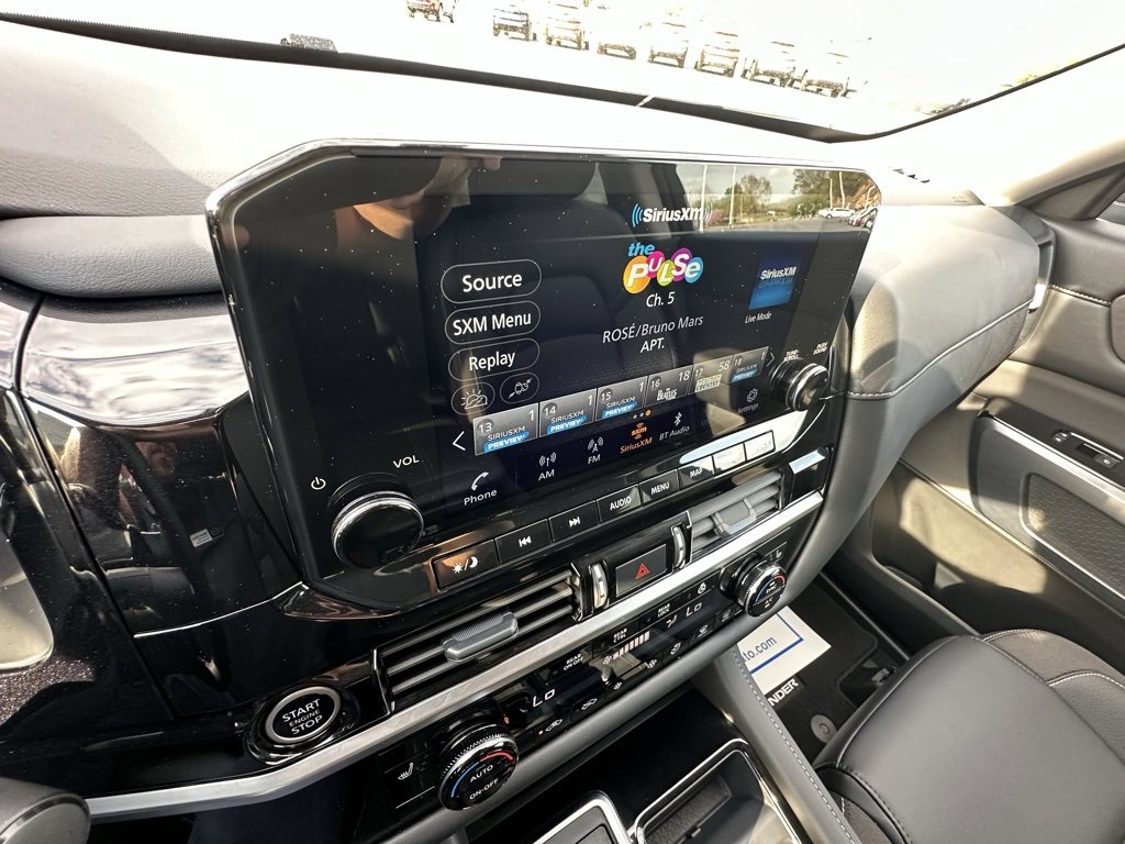 Used 2024 Nissan Pathfinder SL w/ Lighting Package (N92) image 21