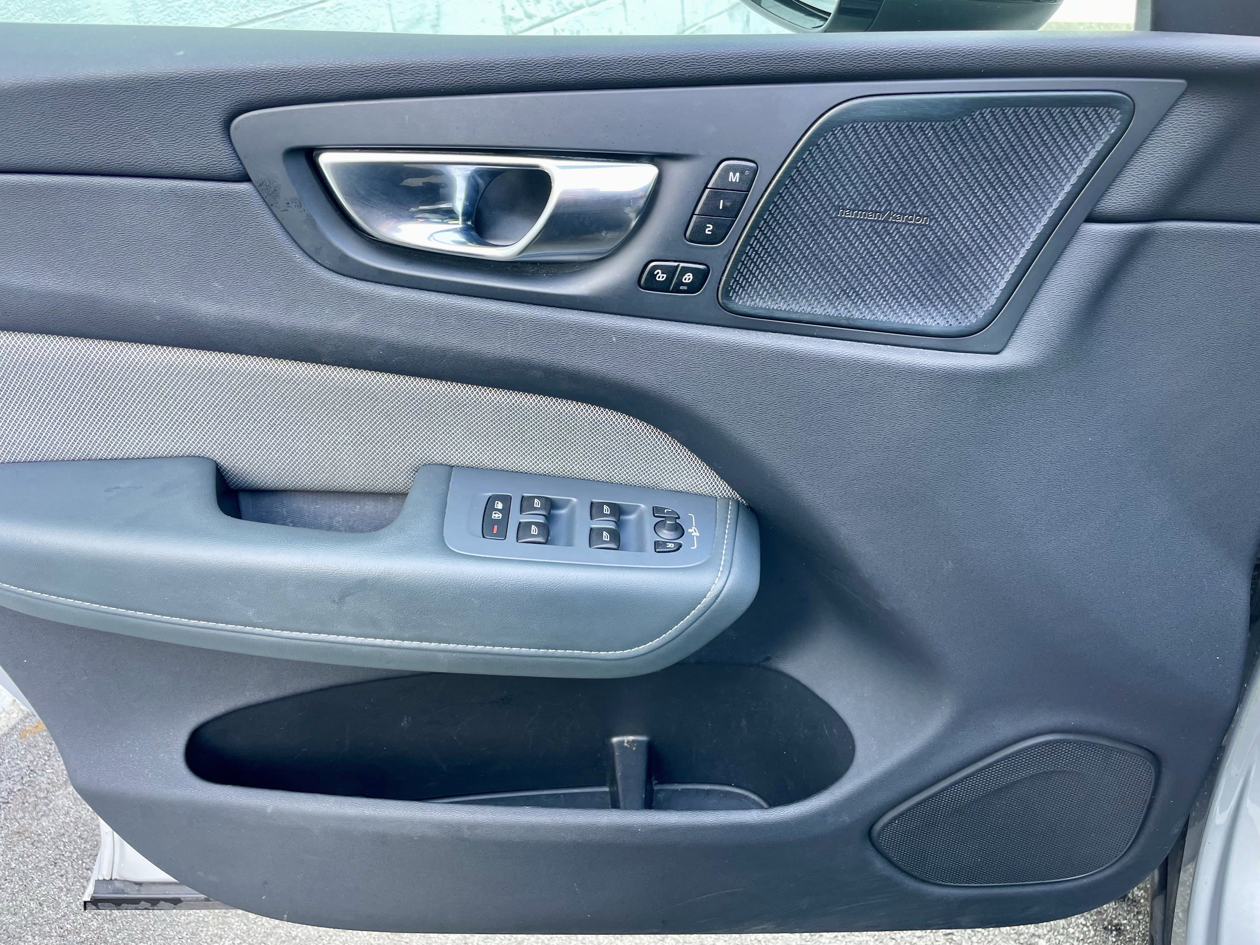 Used 2022 Volvo XC60 B6 R-Design w/ Advanced Package image 12