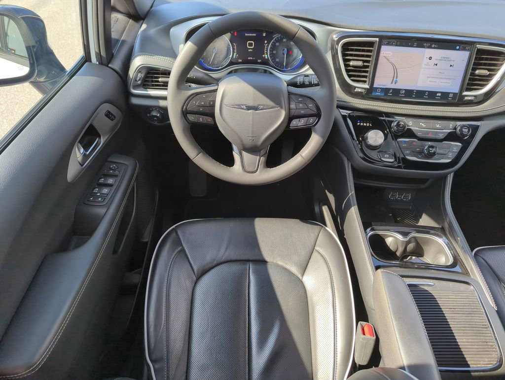Used 2025 Chrysler Pacifica Limited image 12