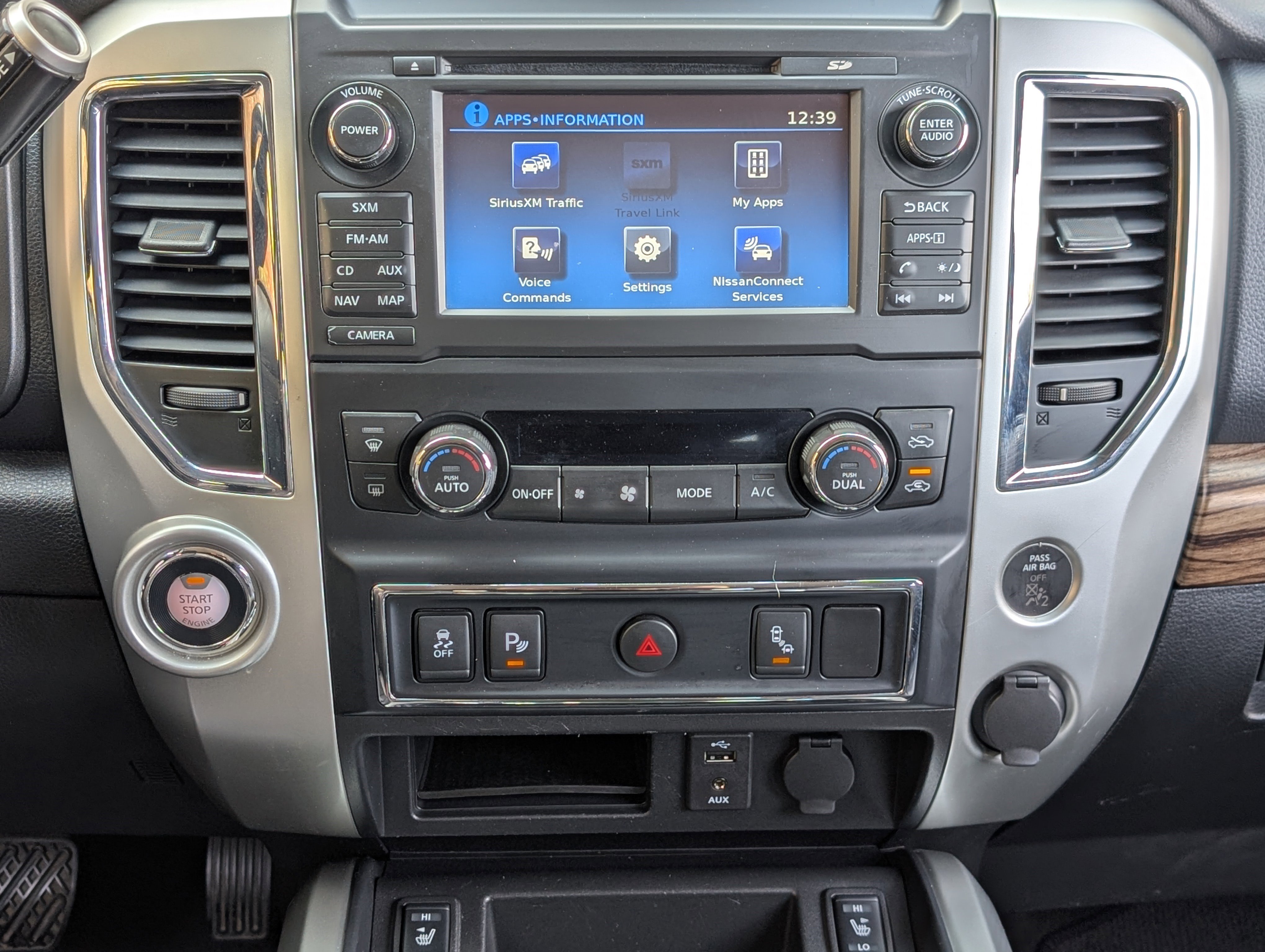 Used 2018 Nissan Titan SL image 25