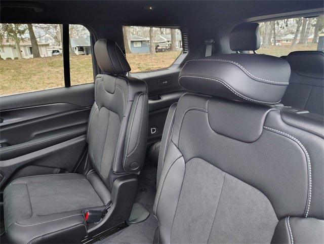 New 2025 Jeep Grand Cherokee L Laredo image 4