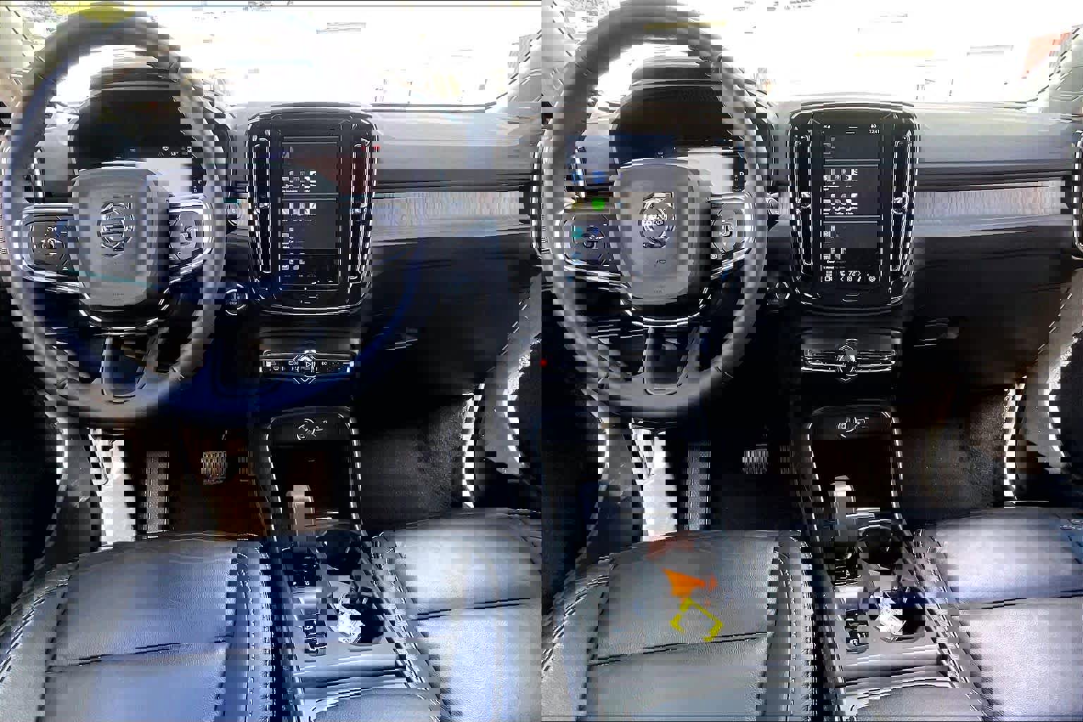 Used 2023 Volvo XC40 B5 Core w/ Convenience Package image 14