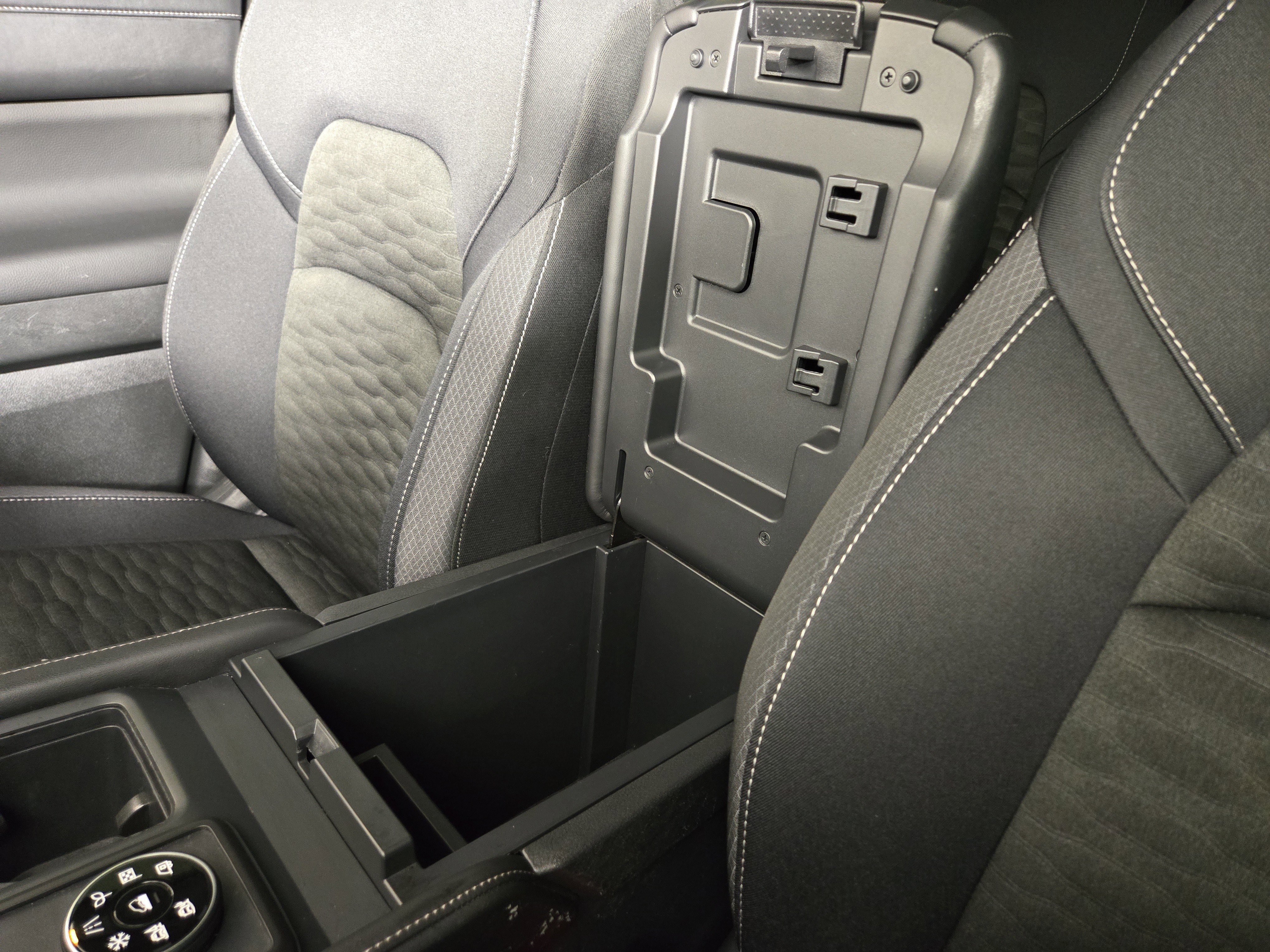 Used 2024 Nissan Pathfinder S image 26