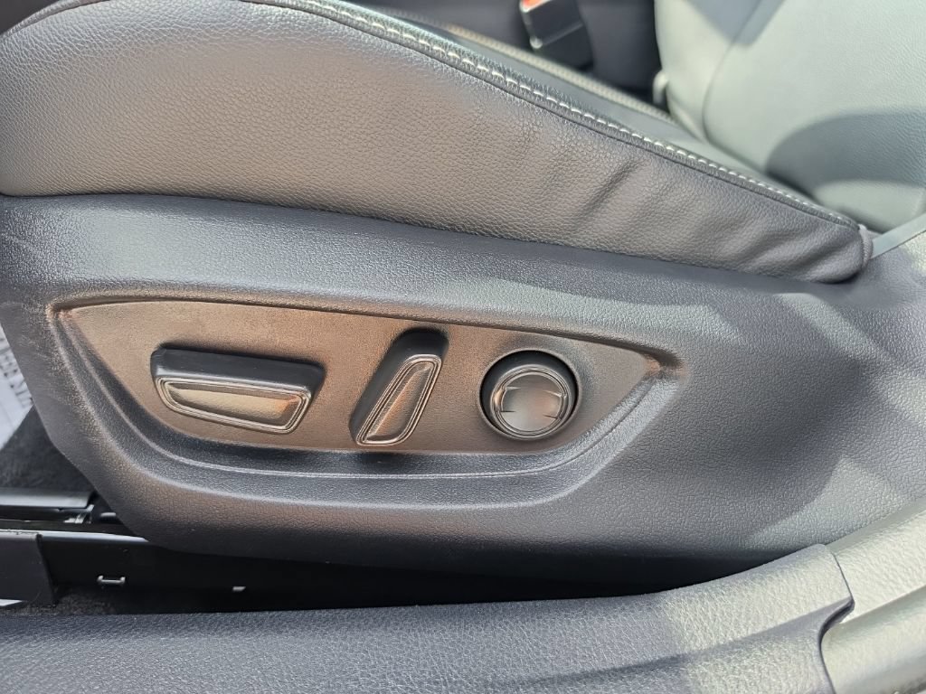 Used 2025 Toyota Camry SE FWD image 11