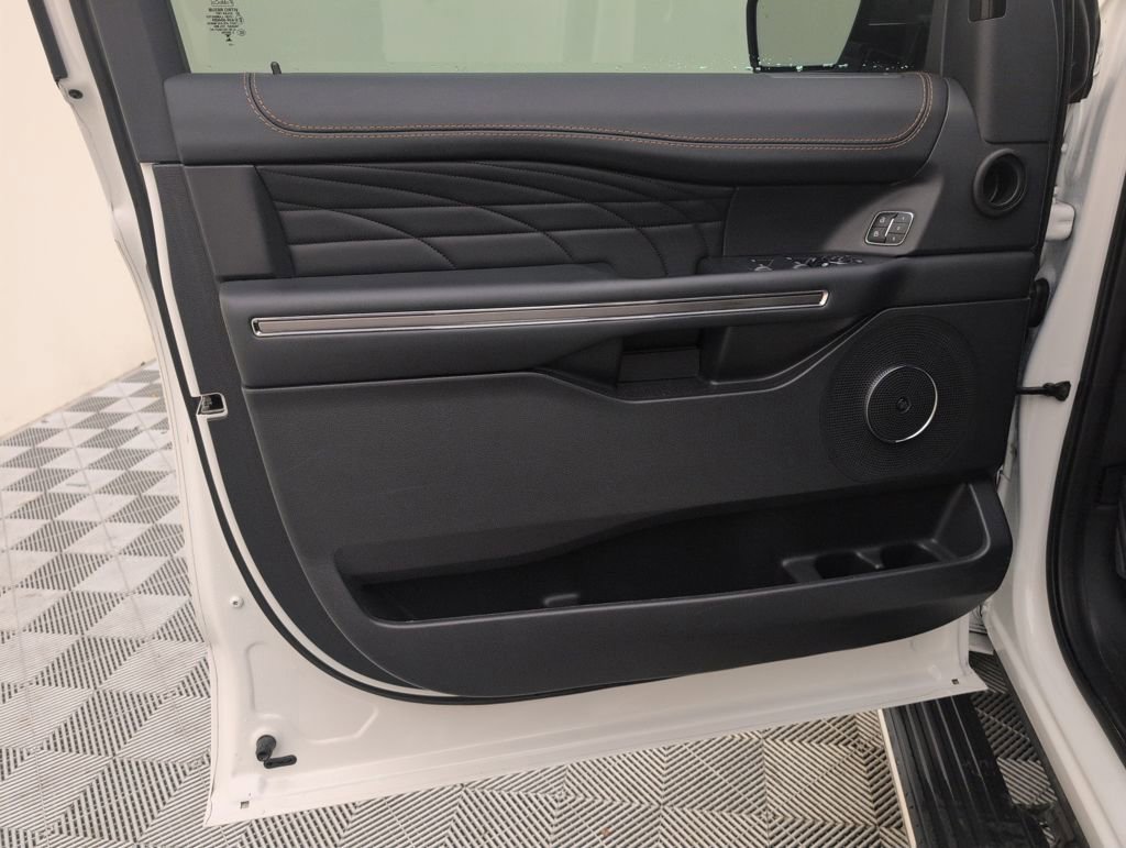 Used 2023 Ford Expedition Platinum image 32