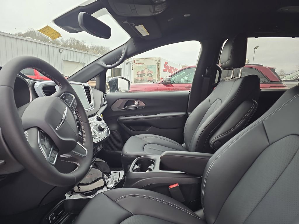 New 2026 Chrysler Pacifica Select w/ S Appearance Package image 11