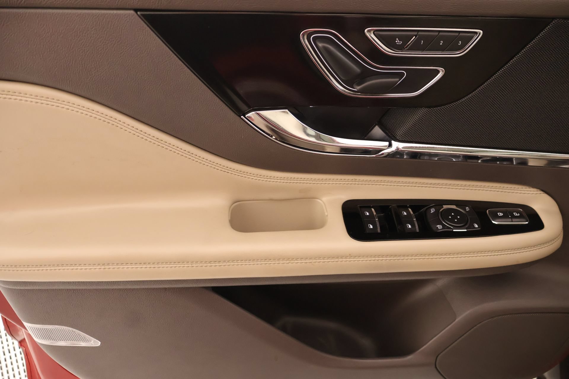 Used 2021 Lincoln Corsair Reserve w/ Elements Package FWD image 17