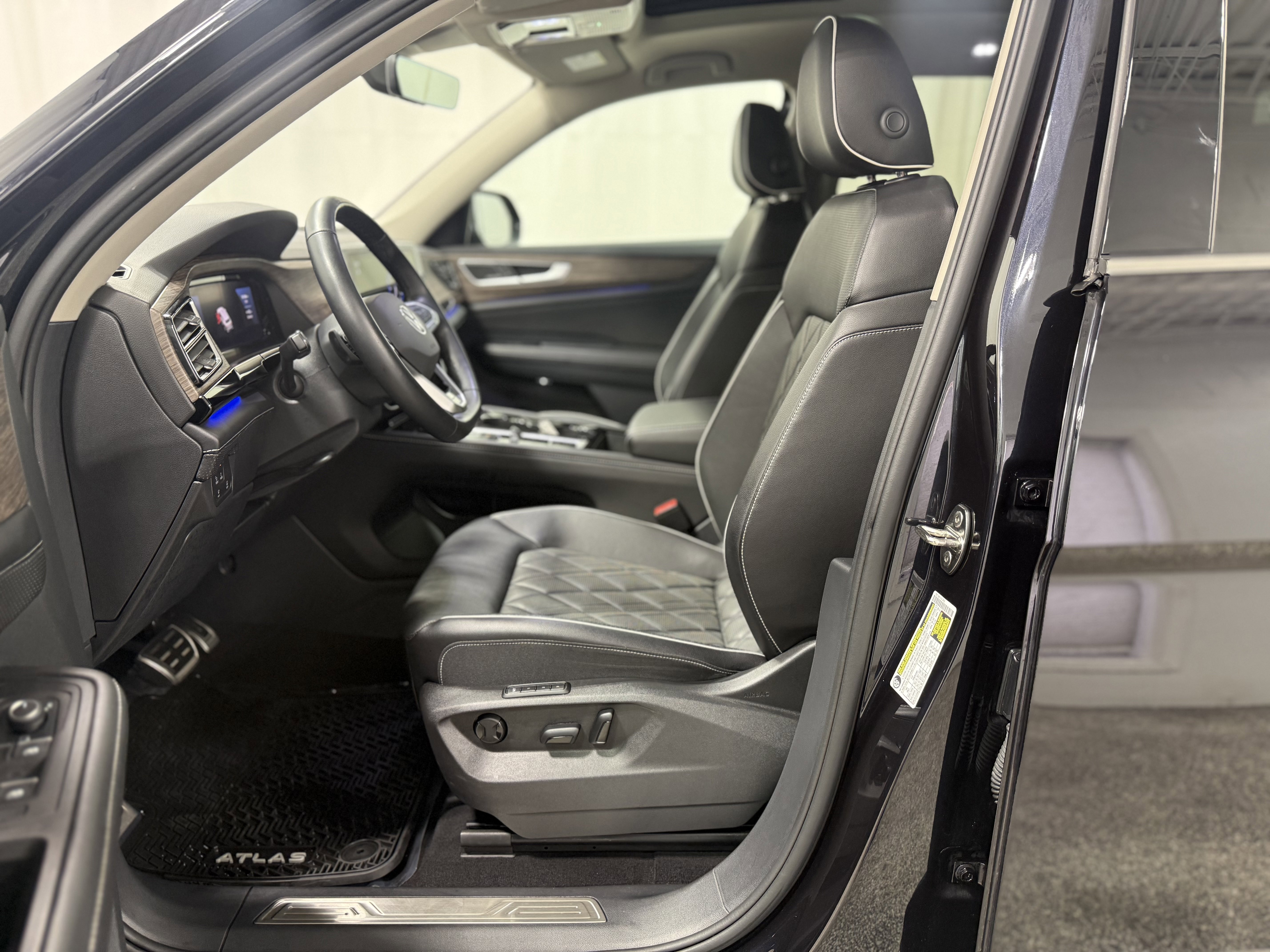 Used 2024 Volkswagen Atlas SEL Premium R-Line image 15