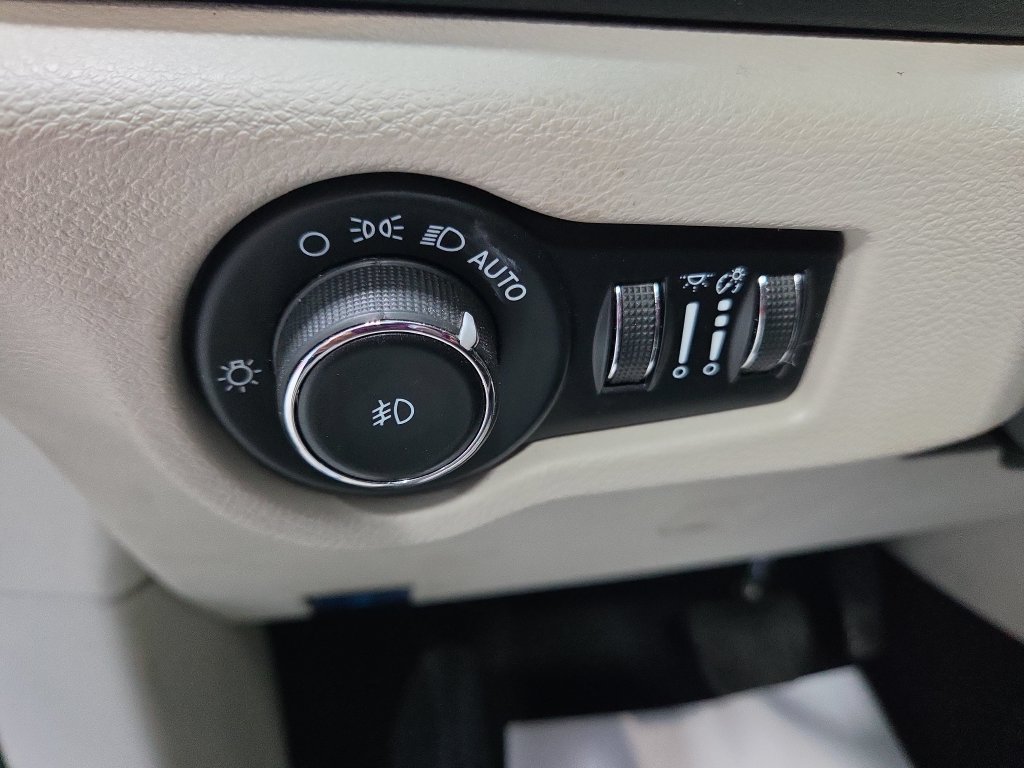 Used 2023 Chrysler Pacifica Touring-L FWD image 32