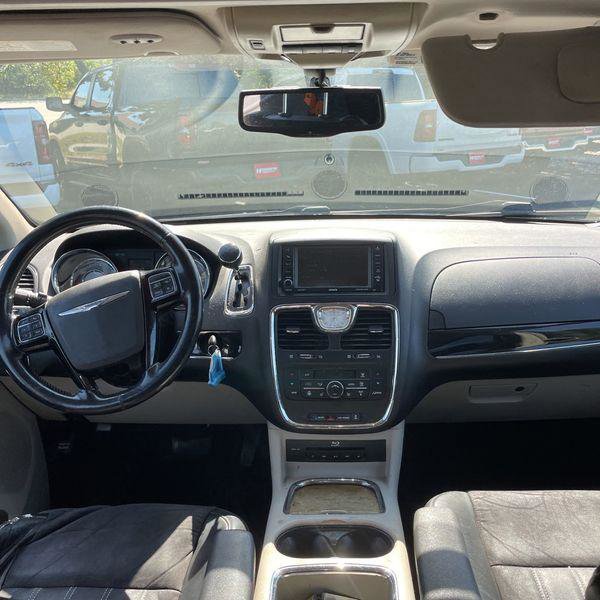 Used 2015 Chrysler Town & Country Limited FWD image 19