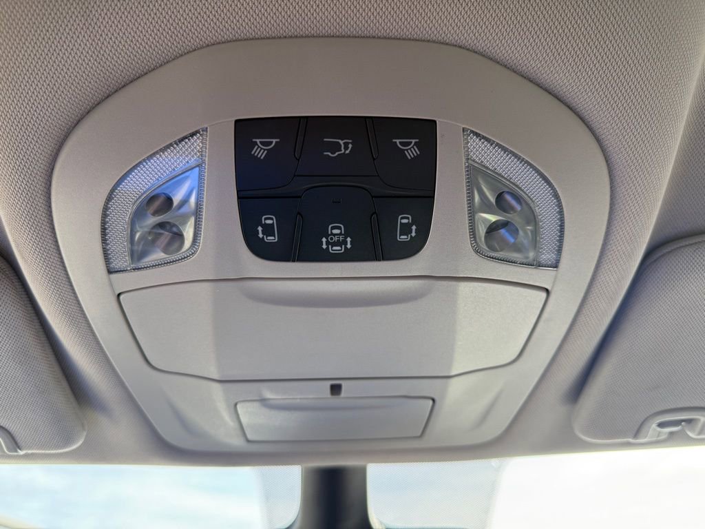 Used 2023 Chrysler Pacifica Touring-L image 30