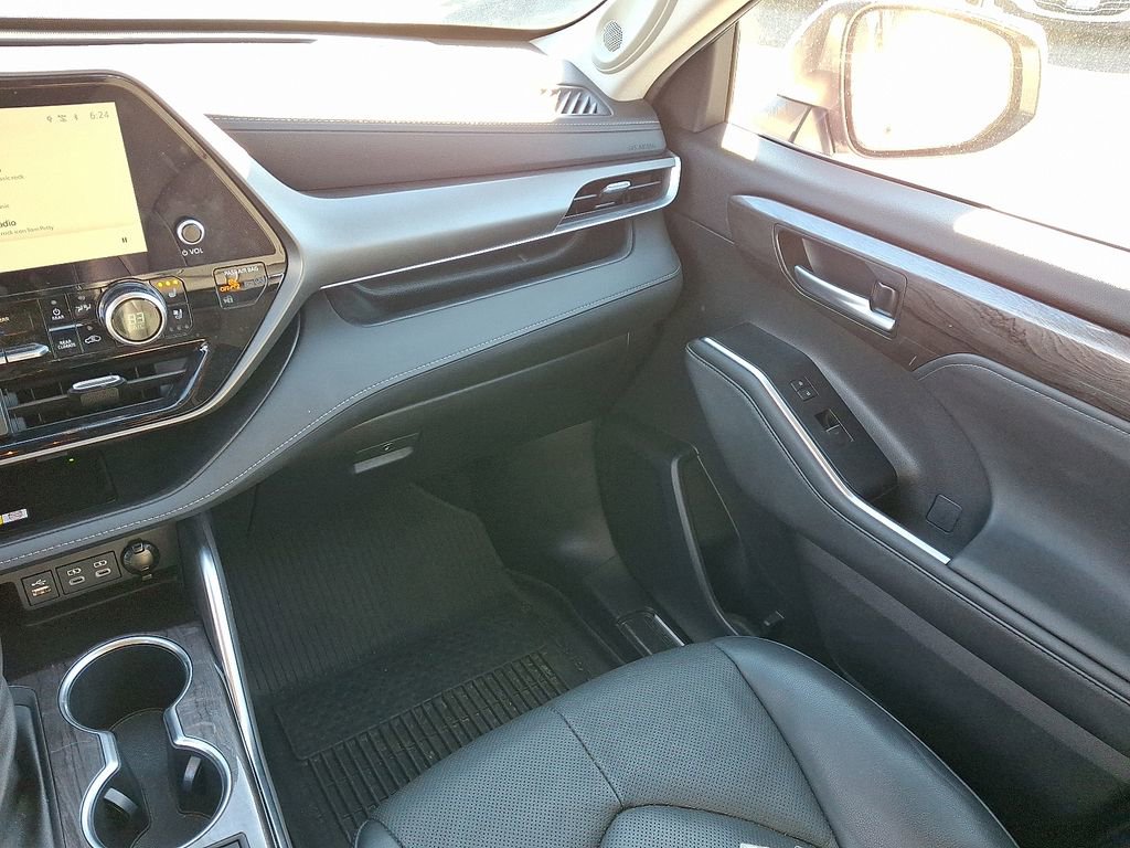 Used 2023 Toyota Highlander Limited image 17