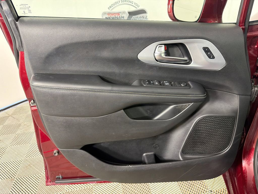 Used 2020 Chrysler Pacifica Touring-L w/ S Appearance Package FWD image 12