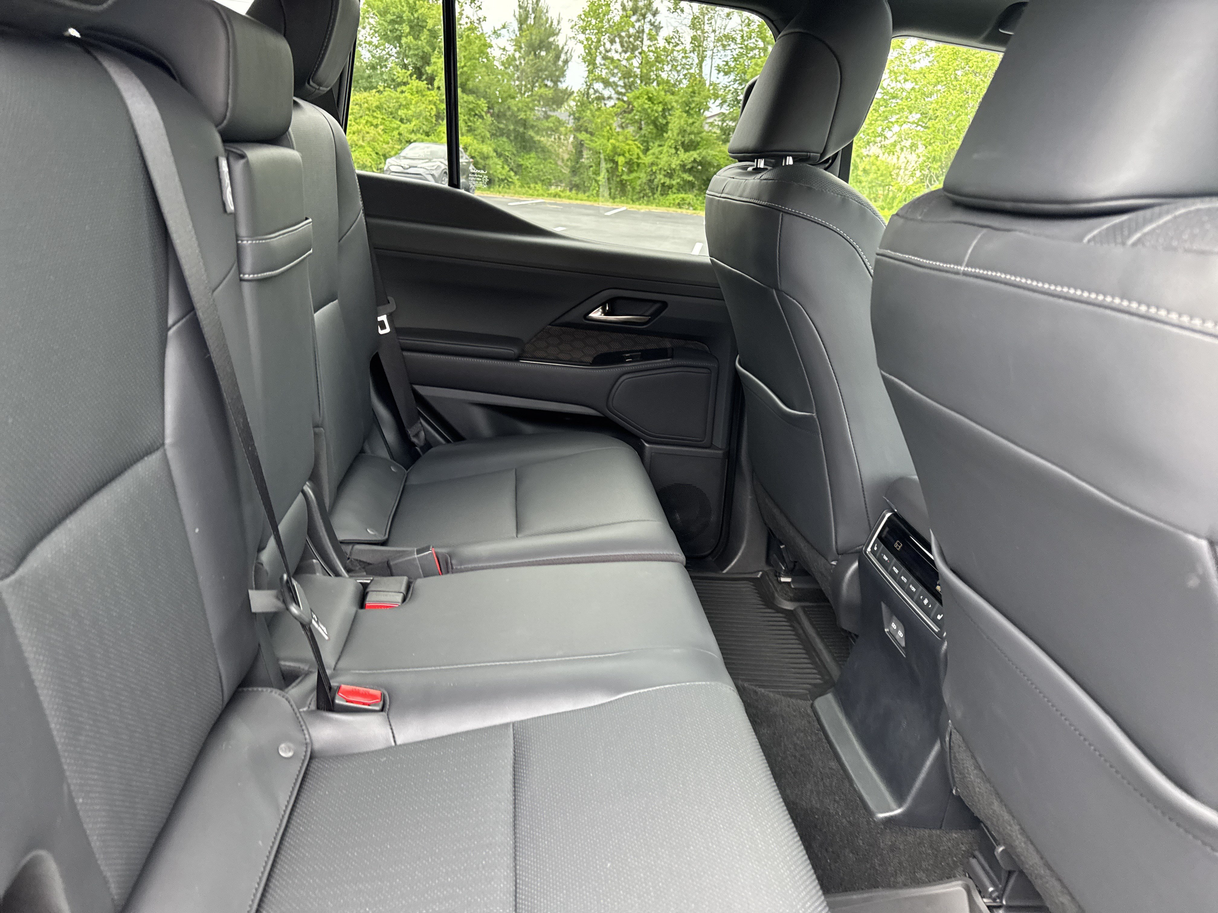 Used 2025 Lexus GX 550 w/ Accessory Package (2T) AWD/4WD image 37