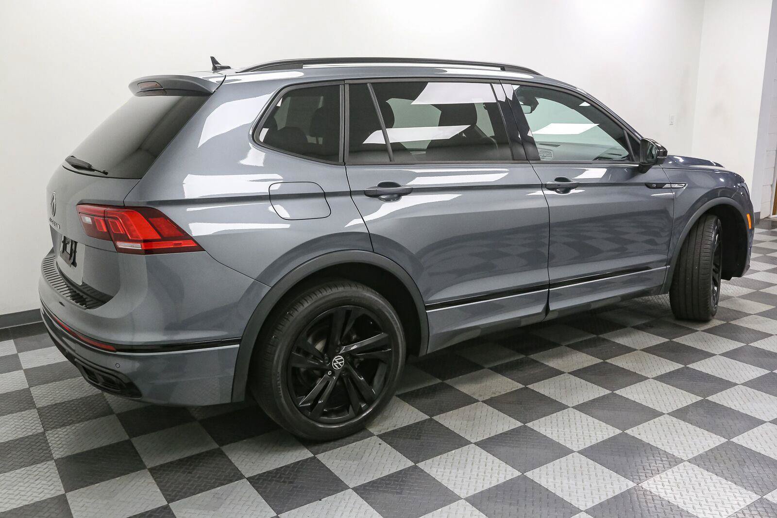 Certified 2024 Volkswagen Tiguan SE R-Line FWD image 11