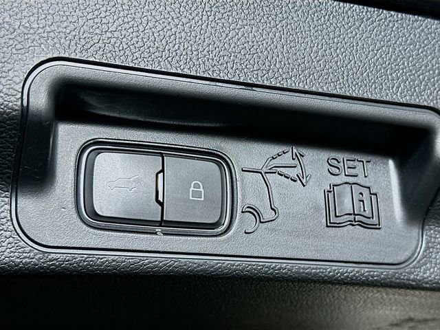 Used 2023 Ford Explorer XLT AWD/4WD image 12