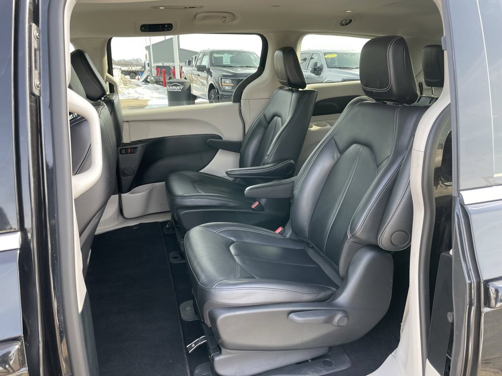 Used 2024 Chrysler Pacifica Select image 8